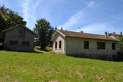 Maison de village Le Mazet Saint Voy Plain pied. Centre village. Grandes dépendances.