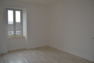 Appartement T4 Le Chambon sur Lignon Appartement rénové. CC fuel individuel. 2ème étage + combles