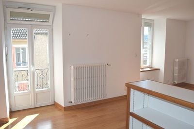 T3 Le Chambon sur Lignon Appartement vide     3 Le Chambon sur Lignon Centre village Appartement vide