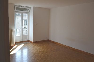 T3 Le Chambon sur Lignon Appartement vide     3 Le Chambon sur Lignon Centre village Appartement vide