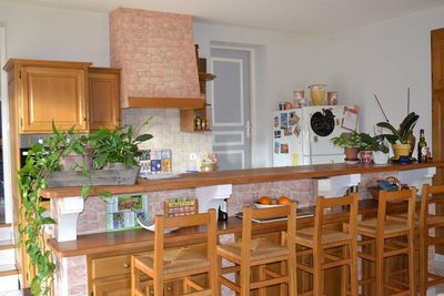 Villa avec entrepôt T4 Villa avec entrepôt, parfait état. Sans travaux. Villa avec entrepôt 4 Villa avec entrepôt, parfait état. Sans travaux.
