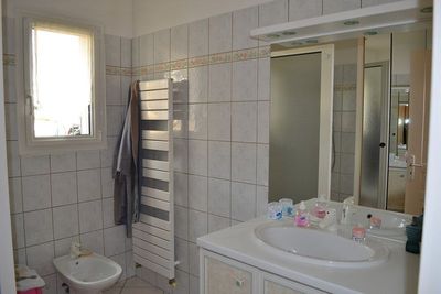 Villa avec entrepôt T4 Villa avec entrepôt, parfait état. Sans travaux. Villa avec entrepôt 4 Villa avec entrepôt, parfait état. Sans travaux.