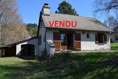 Maison individuelle T3 Le Chambon sur Lignon A rafraîchir. 900m² de terrain. Cheminée. Garage. Maison individuelle 3 Le Chambon sur Lignon A rafraîchir. 900m² de terrain. Cheminée. Garage.