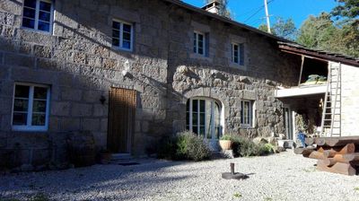 Campagne de St Jeures. Couverture Lauzes. 2500m² de terrain attenant