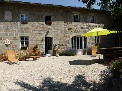 Campagne de St Jeures. Couverture Lauzes. 2500m² de terrain attenant