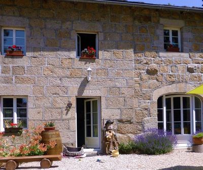 Campagne de St Jeures. Couverture Lauzes. 2500m² de terrain attenant