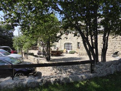 Campagne de St Jeures. Couverture Lauzes. 2500m² de terrain attenant