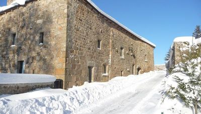 Ancienne ferme St Agrève Au sommet du Chiniac. Vue imprenable. Cachet et confort.