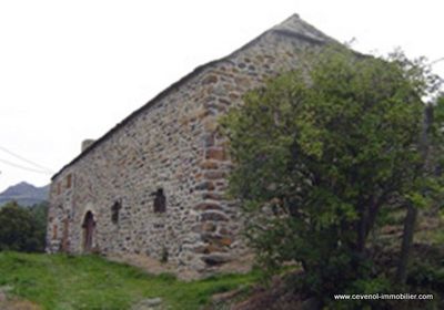 Plus d'un hectare T4 SECTEUR DU MEZENC Ferme à restaurer