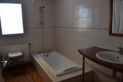 Maison de village T7 Le Chambon sur Lignon Construction récente TBE et fonctionnelle. Terrain 2900m² arboré.