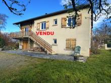 Maison à rafraichir avec dépendances, proche du village de Tence