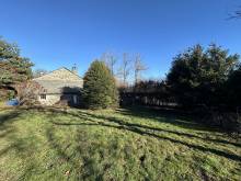Maison en pierre avec jardin dans le village de Recharinges