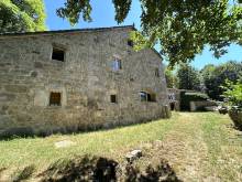 Hameau isolé proche du Golf du Chambon sur Lignon sur plus de 6 hectares