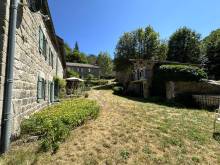 Hameau isolé proche du Golf du Chambon sur Lignon sur plus de 6 hectares