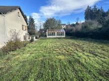 Maison à rafraichir avec dépendances, proche du village de Tence