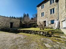 Propriété isolée sur plus de 5 000 m² de terrain à Tence