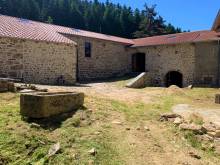 Propriété dans hameau isolé sur 6 000m² de terrain en campagne de St Bonnet