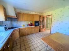 Maison à rafraichir avec dépendances, proche du village de Tence